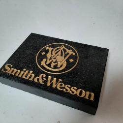Insigne publicitaire Smith & Wesson Taillé dans un bloc de pierre noire