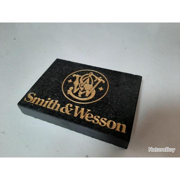 Insigne publicitaire Smith & Wesson Taill dans un bloc de pierre noire