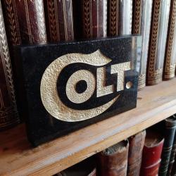 Insigne publicitaire Colt Taillé dans un bloc de pierre noire