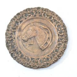 Ancienne assiette décorative en bronze, motif cheval avec fer
