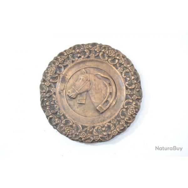 Ancienne assiette dcorative en bronze, motif cheval avec fer