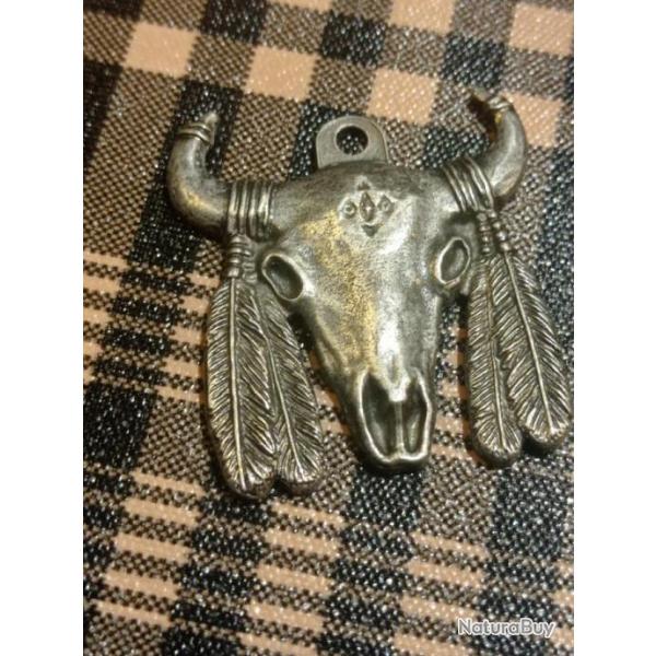 Mdaille, pendentif crne bison avec plumes.
