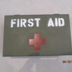 Rare boite FIRST AID pour véhicules US WWII, 100 % complète.