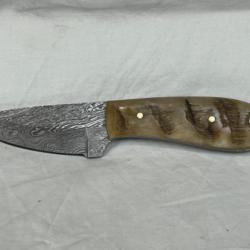 Couteau à depeucer forgé Damas 15cm manche corne de bélier CHASSE24