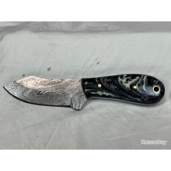 Couteau  dpecer forg Damas 17cm marbr noir CHASSE24