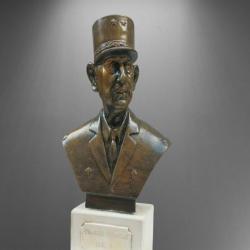 Buste du Général de Gaulle - Hauteur :17 cm  Finition patine bronze