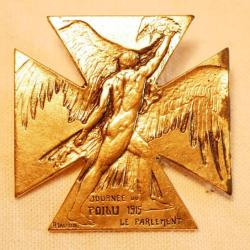Belle croix en métal et écrin Journée du Poilu 1915 René Lalique  LE PARLEMENT  ref LIS23LAL001