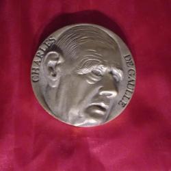 Très belle médaille " Charles de Gaulle "