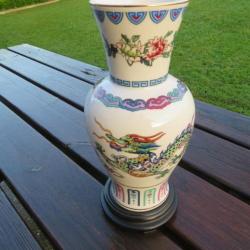 Ancien Vase en porcelaine fine de Chine a décor polychrome "The Dance of the celestial dragon"(1985)