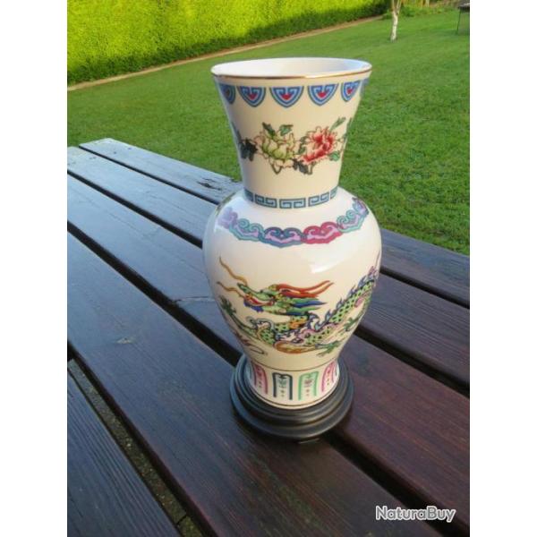 Ancien Vase en porcelaine fine de Chine a dcor polychrome "The Dance of the celestial dragon"(1985)