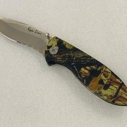 Couteau de poche manche style camouflage.