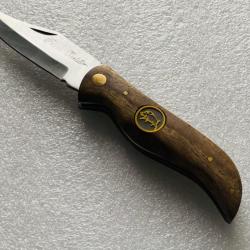 Couteau de poche avec manche bois de palissandre et motif sanglier.