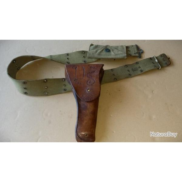 Lot d'une ceinture US kaki M-1936, un holster type colt 45 ou 1911 et une trousse de soins