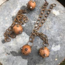 paire de boule en bois avec clous sur chaine