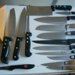 Lot  indivisible de 14 Couteaux de cuisine (marques en majorité) et Support