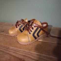 Belle paire de chaussures anciennes " GEOL SPIRIT "  pour enfant