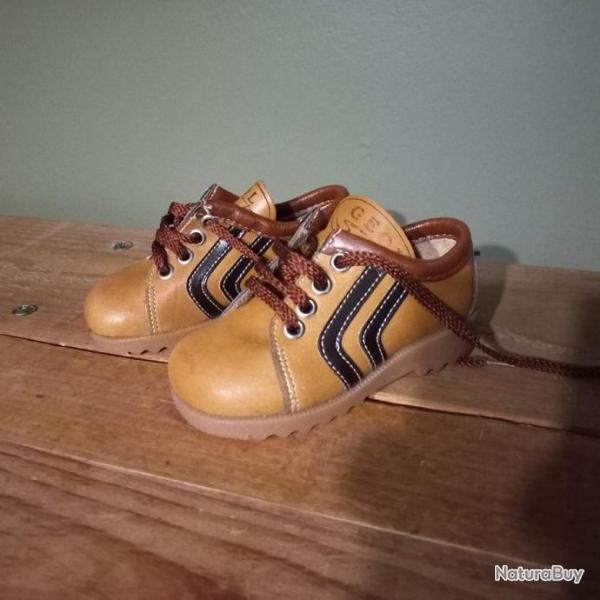 Belle paire de chaussures anciennes " GEOL SPIRIT "  pour enfant