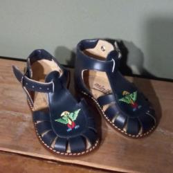 Belle paire de chaussures anciennes " MINIBEL.  " pour enfant