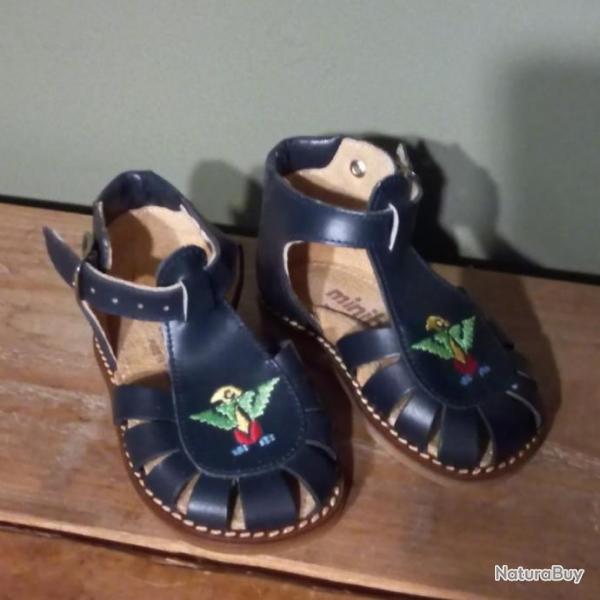 Belle paire de chaussures anciennes " MINIBEL.  " pour enfant