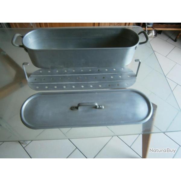 Poissonnire avec bord , couvercle et grille avec 2 poignes en aluminium annes 70 BE