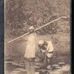 madagascar femmes tanales à la fontaine , carte postale ancienne , cpa
