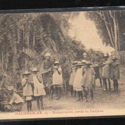 madagascar missionnaires portés en filanjane carte postale ancienne , cpa