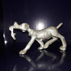 collection objet en etain chien de chasse qui rapporte un soulier ancien