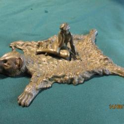 bronze de vienne femme nue sur peau d'ours