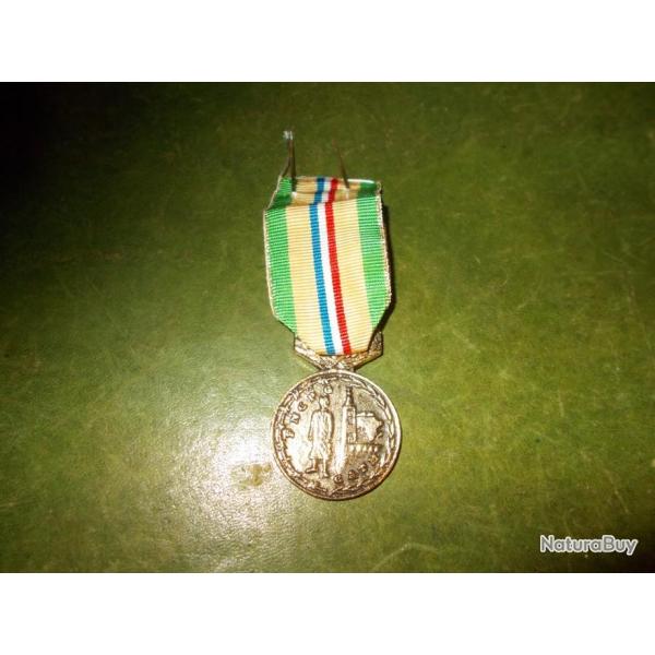 ancienne medaille militaire militaria FNCPG prisonniers de guerre monde solidaire metal dor soldat