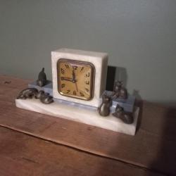 ancienne horloge d'époque ART DECO  1920 //  1940    " ENTRE CHIENS ET CHATS "