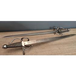 Magnifique paire d'épée lame en acier gravée en excellent état.