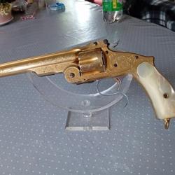 Magnifique revolver RUSSIAN n*3.Grave et plaque or. Plaquettes de crosse en nacre . Cal.44 .Cat.De