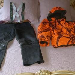 Ensemble de chasse comprenant : veste, pantalon cuir, bretelles et dague pliante