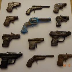 Lot de 12 pistolets jouet en tole années 50