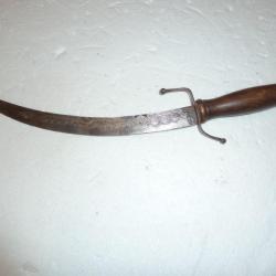 dague courbé marocaine à décor d'arabesques et incrustations de cuivre ou laiton