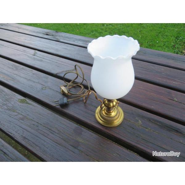 Ancienne Lampe d'appoint avec pied mtal dor et abat jour tulipe verre opaline blanc (Vers 1960-70)