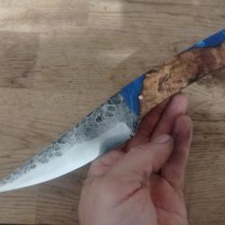couteau forgé en acier carbone  manche en  résine bleue et olivier