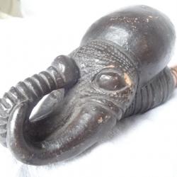 282) lot trés belle  grande pipe en forme d'éléphant en terre cuite et os