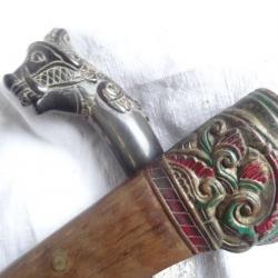 281)  trés beau couteau indonésien poignée en corne en forme d'animal fantastique