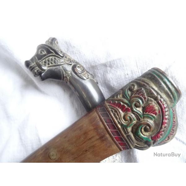 281)  trs beau couteau indonsien poigne en corne en forme d'animal fantastique