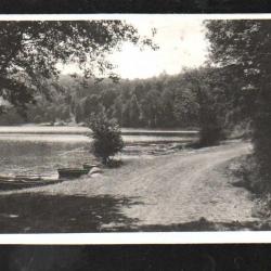 bords du lac de tazenat l'auvergne   carte postale ancienne