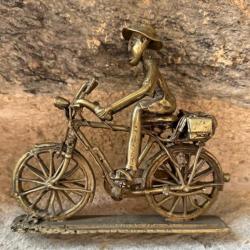 Sculpture en bronze. Homme à bicyclette Burkina Faso