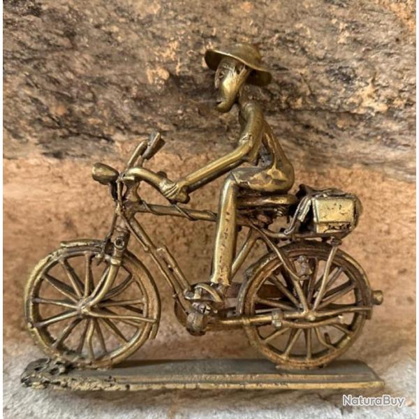 Sculpture en bronze. Homme  bicyclette Burkina Faso