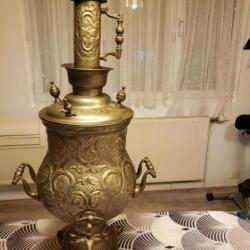 SAMOVAR ARABE DE 81 CM DE HAUTEUR 36 Centimètres de Largeur en METAL CISELE  ET BOSSELE