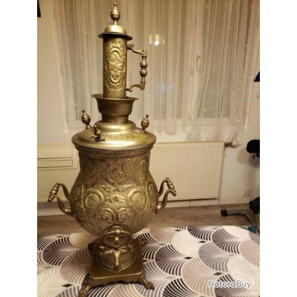 SAMOVAR ARABE DE 81 CM DE HAUTEUR 36 Centimtres de Largeur en METAL CISELE  ET BOSSELE