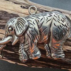 pendentif éléphant   8 x 4.5 cm argenté