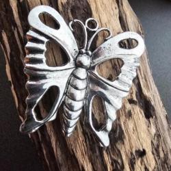 pendentif papillon 5.5 x 5  cm argenté