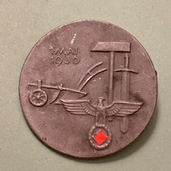 Badge allemand ww2 Tag der Arbeit 1936 autre fabriquant