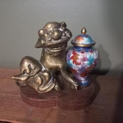 Art asiatique    Superbe  Chien Fo en bronze doré massif  avec  sa  potiche en émaux cloisonnés