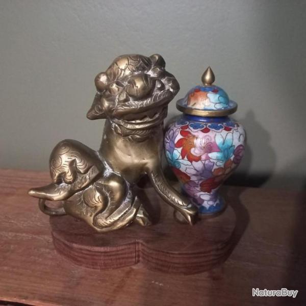 Art asiatique    Superbe  Chien Fo en bronze dor massif  avec  sa  potiche en maux cloisonns